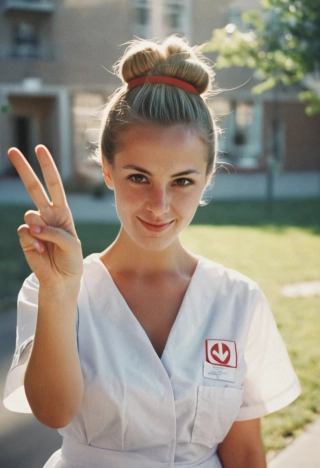paz, peinado de mo, mujer hermosa, Foto de película analógica, luz del sol, mirando al espectador, uniforme de enfermera, Parte superior del cuerpo